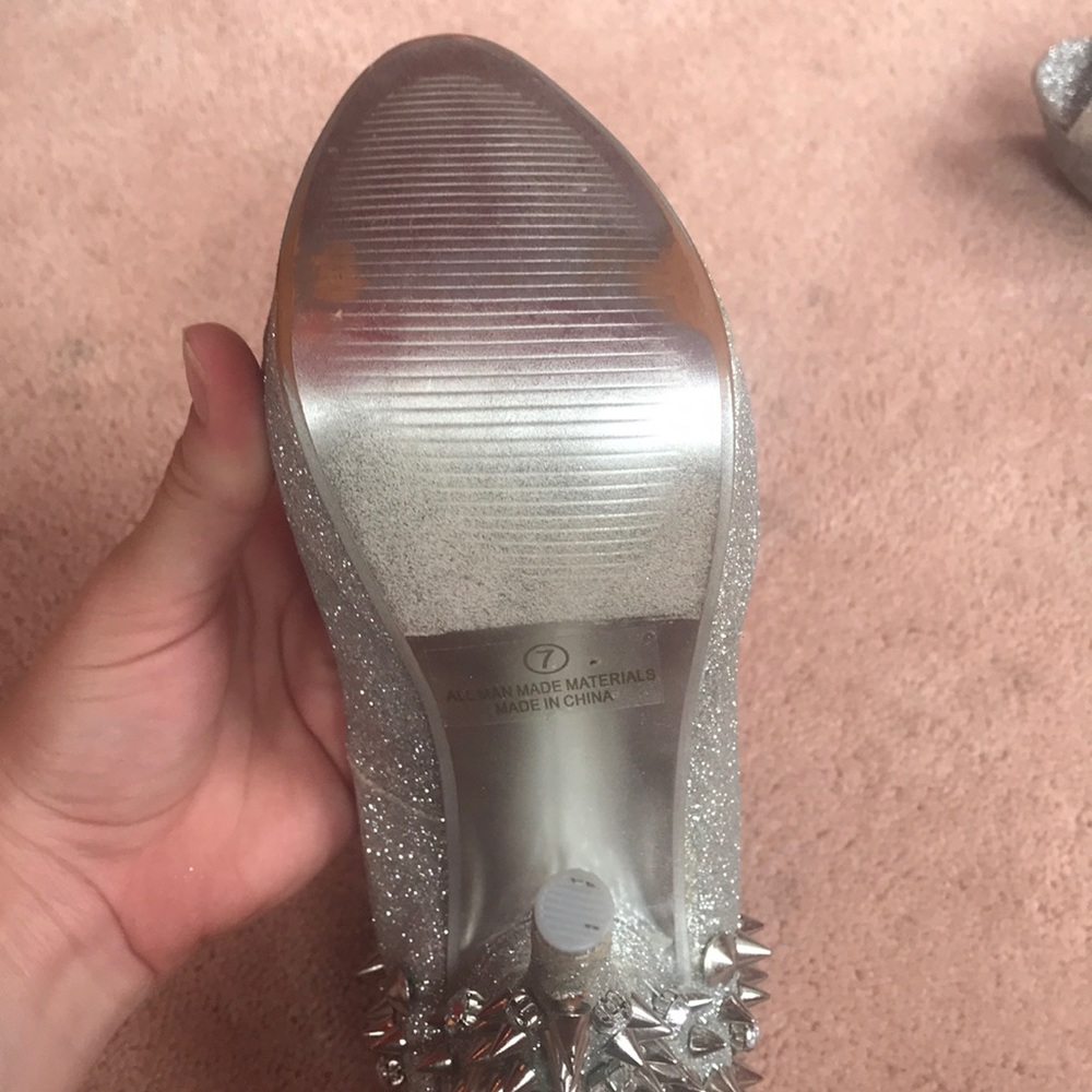 Heels - Picture 4 of 4